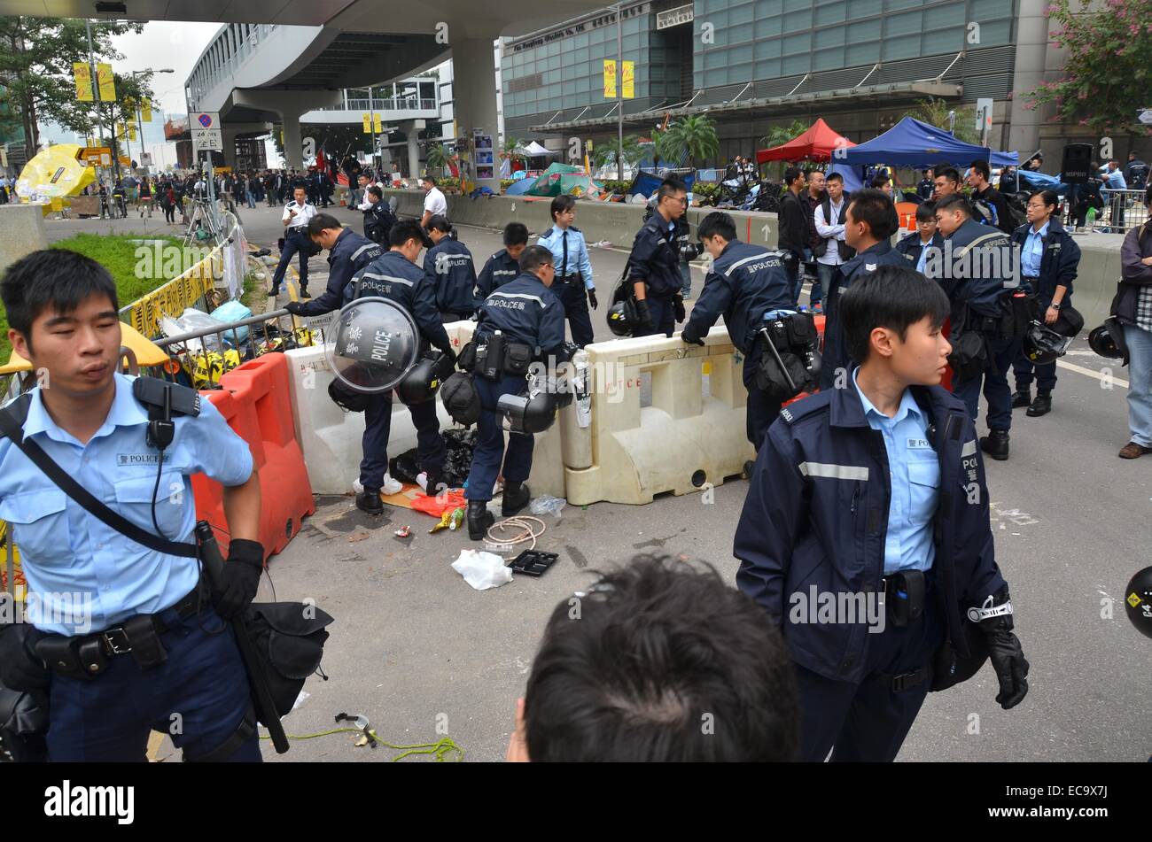 Hong Kong, Cina. 11 dicembre, 2014. Dopo 74 giorni di occupare Hong Kong protesta, polizia emanare una corte ingiunzione a rimuovere i manifestanti e il loro accampamento da Connaught Road Central. Le autorità avevano messo in guardia i manifestanti a lasciare in anticipo del gioco, ma un paio di pro-democrazia manifestanti sono rimasti, portando a una manciata di arresti. Credito: Stefan Irvine/Alamy Live News Foto Stock