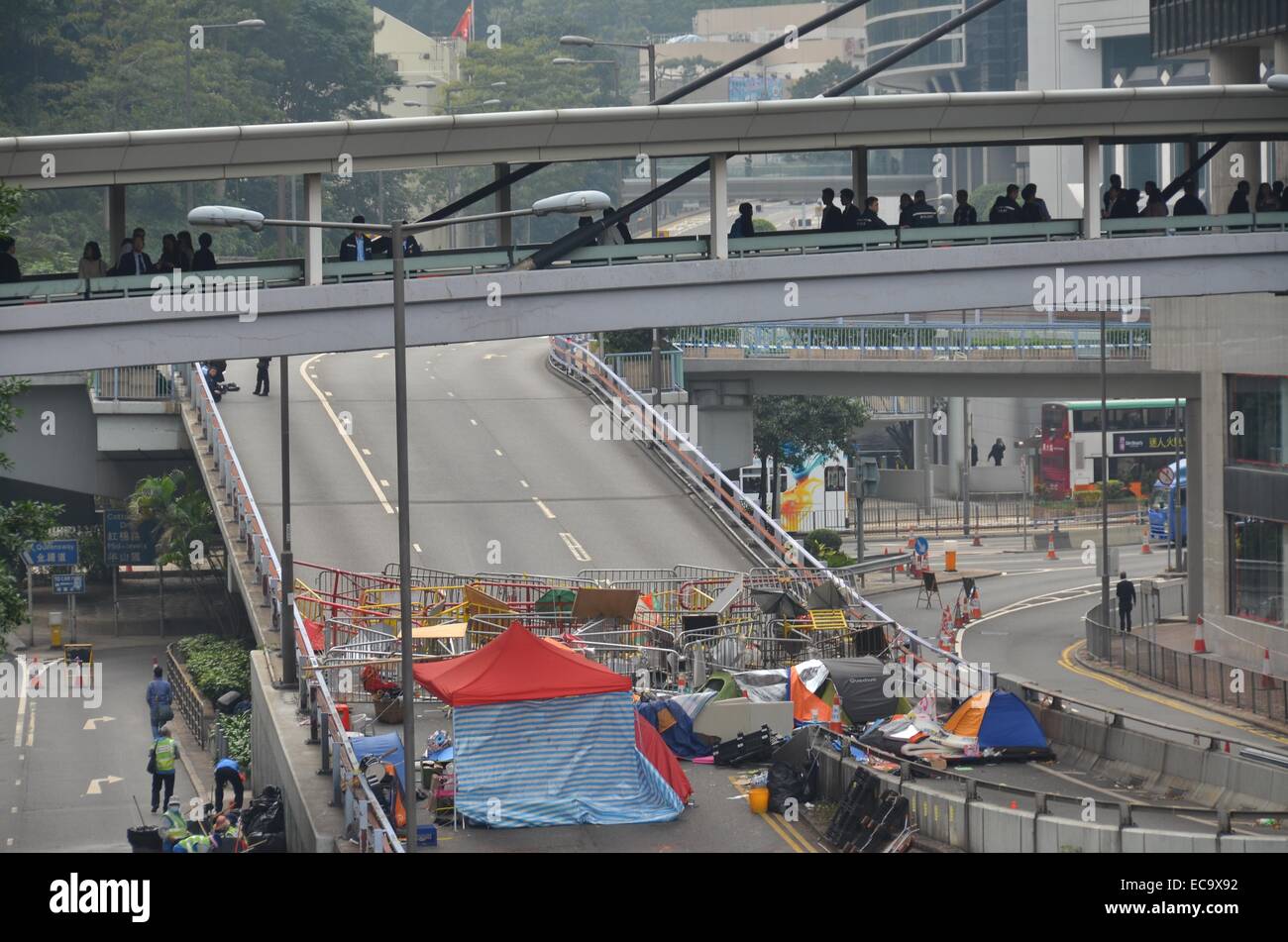 Giovedì 11 dicembre 2014, uno dei rimanenti barricate sta prima di Polizia emanato una corte ingiunzione a rimuovere i manifestanti e il loro accampamento da Connaught Road Central. Le autorità avevano messo in guardia i manifestanti a lasciare in anticipo del gioco, ma un paio di pro-democrazia manifestanti sono rimasti, portando a una manciata di arresti. Credito: Stefan Irvine/Alamy Live News Foto Stock