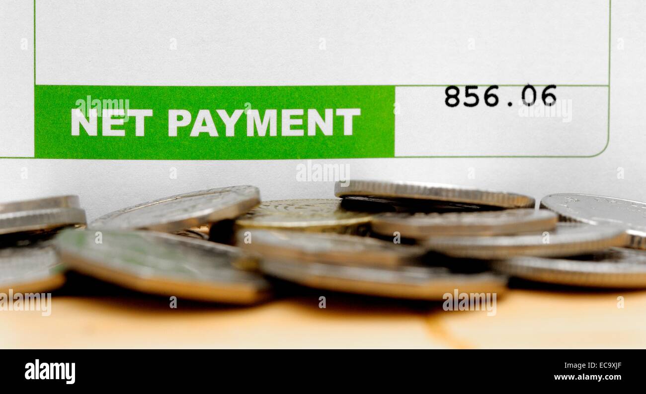 Pagamento netto su una busta paga con monete Inghilterra REGNO UNITO Foto Stock