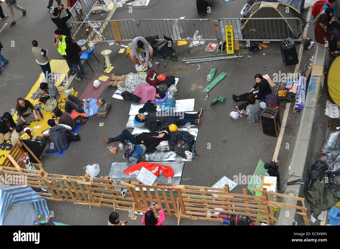 Hong Kong, Cina. 11 dicembre, 2014. Dopo 74 giorni di occupare Hong Kong protesta, manifestanti sonno presso l'Admiralty sito prima che la polizia ha emanato una corte ingiunzione a rimuovere i manifestanti e il loro accampamento da Connaught Road Central. Le autorità avevano messo in guardia i manifestanti a lasciare in anticipo del gioco, ma un paio di pro-democrazia manifestanti sono rimasti, portando a una manciata di arresti. Credito: Stefan Irvine/Alamy Live News Foto Stock