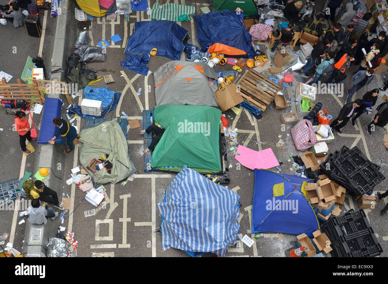 Hong Kong, Cina. 11 dicembre, 2014. Dopo 74 giorni di occupare Hong Kong protesta, manifestanti sonno presso l'Admiralty sito prima che la polizia ha emanato una corte ingiunzione a rimuovere i manifestanti e il loro accampamento da Connaught Road Central. Le autorità avevano messo in guardia i manifestanti a lasciare in anticipo del gioco, ma un paio di pro-democrazia manifestanti sono rimasti, portando a una manciata di arresti. Credito: Stefan Irvine/Alamy Live News Foto Stock