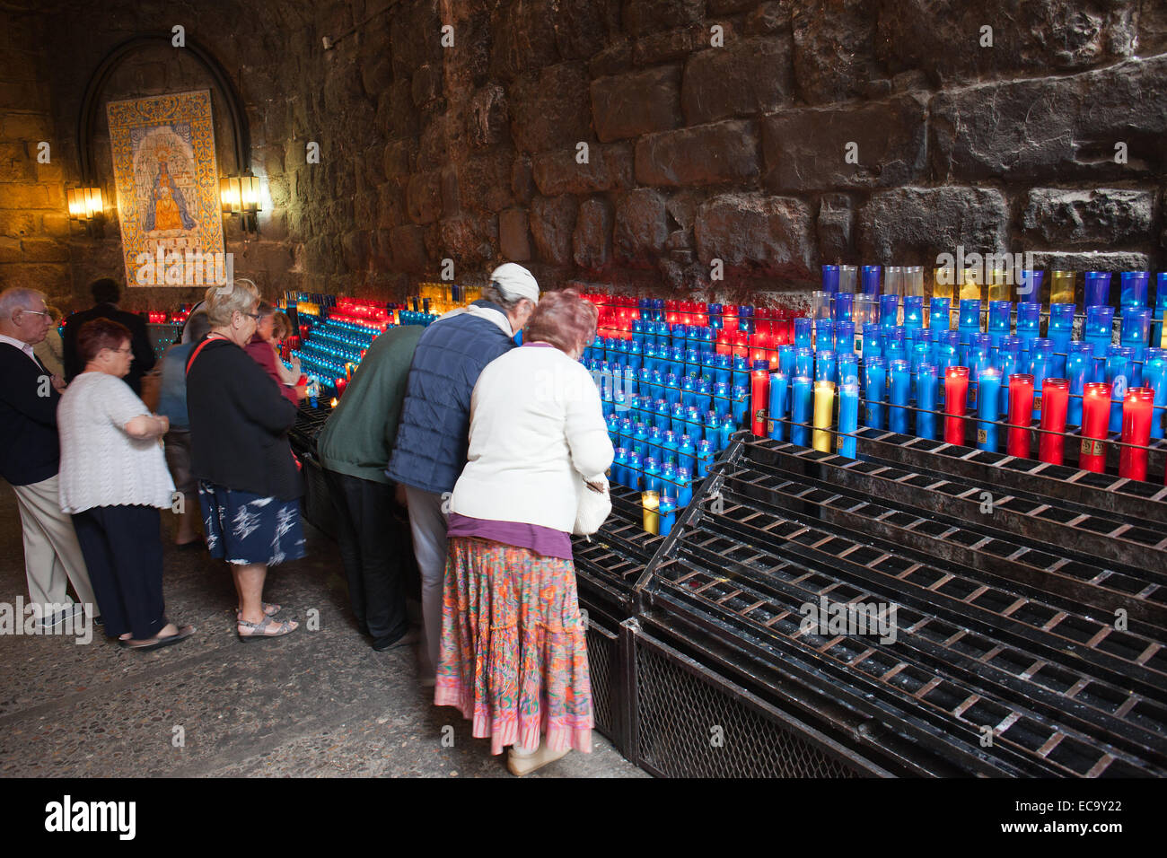 Candele di preghiera nella Basilica di Santa Maria de monastero di Montserrat in Catalogna, Spagna. Foto Stock