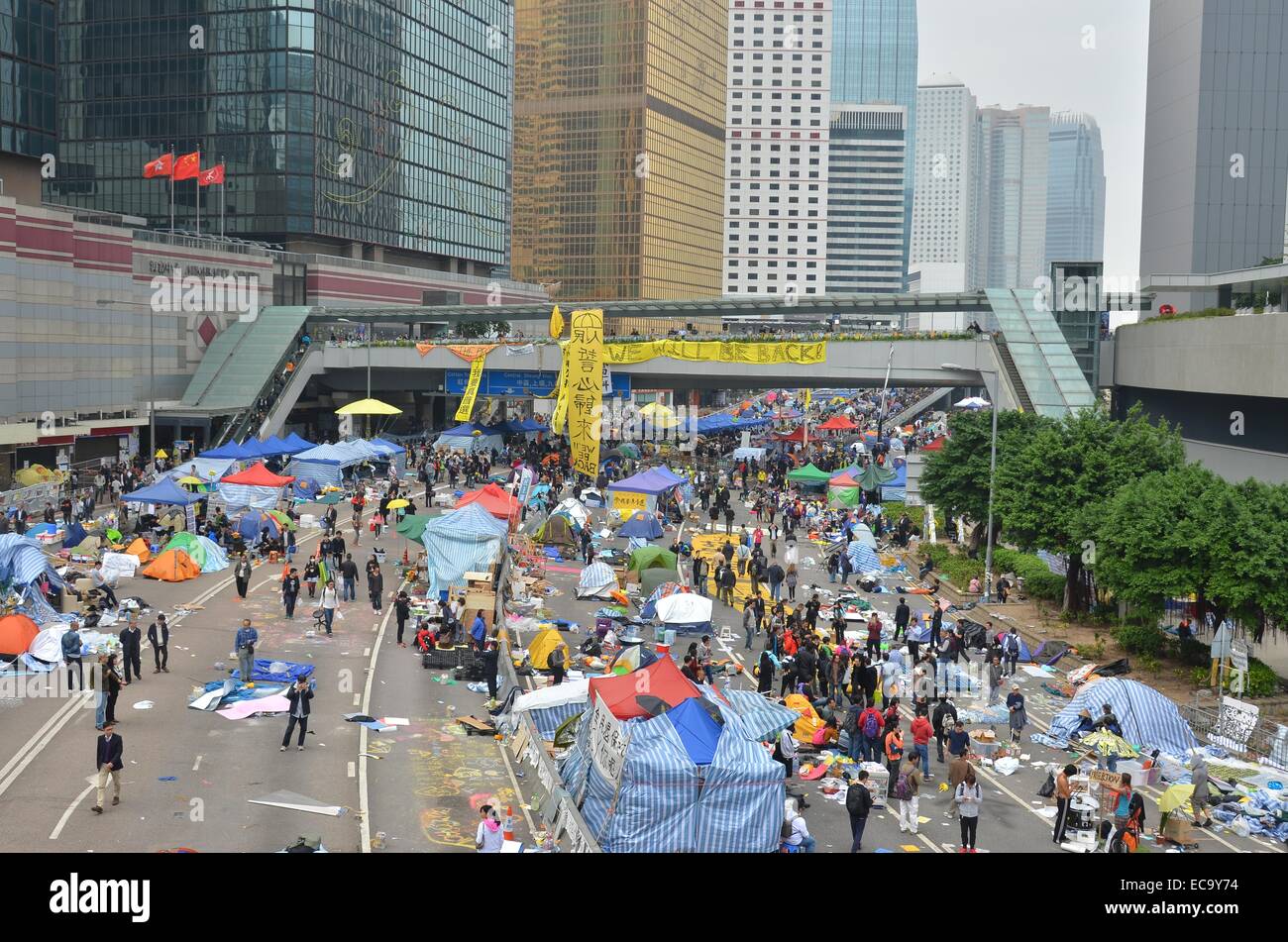 Hong Kong, Cina. 11 dicembre, 2014. Dopo 74 giorni di occupare Hong Kong protesta, i visitatori fanno un viaggio finale alla Admiralty sito prima che la polizia ha emanato una corte ingiunzione a rimuovere i manifestanti e il loro accampamento da Connaught Road Central. Le autorità avevano messo in guardia i manifestanti a lasciare in anticipo del gioco, ma un paio di pro-democrazia manifestanti sono rimasti, portando a una manciata di arresti. Credito: Stefan Irvine/Alamy Live News Foto Stock