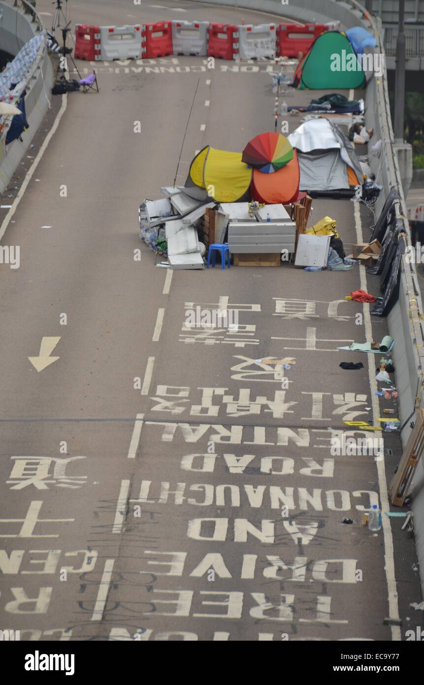 Hong Kong, Cina. 11 dicembre, 2014. Dopo 74 giorni di occupare Hong Kong protesta, un campo vuoto rimane all'Admiralty sito prima che la polizia ha emanato una corte ingiunzione a rimuovere i manifestanti e il loro accampamento da Connaught Road Central. Le autorità avevano messo in guardia i manifestanti a lasciare in anticipo del gioco, ma un paio di pro-democrazia manifestanti sono rimasti, portando a una manciata di arresti. Credito: Stefan Irvine/Alamy Live News Foto Stock