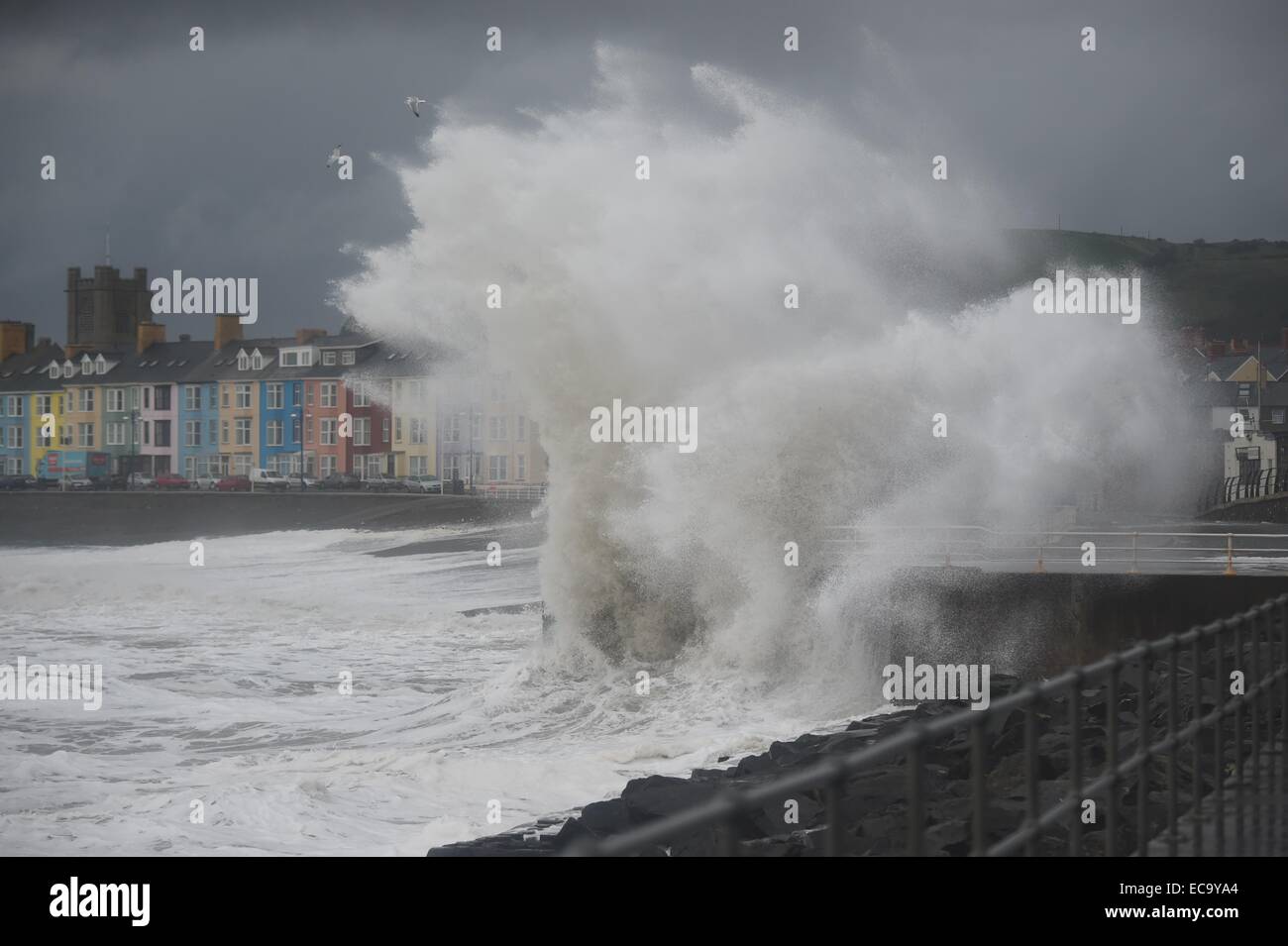 Aberystwyth, Wales, Regno Unito. 11 dicembre, 2014. Meteo REGNO UNITO: Forti tempeste e grandi onde continuare a pastella la costa a Aberystwyth per una seconda giornata come "meteo bomba' di bassa pressione funziona la sua strada in direzione sud attraverso il Regno Unito. Credito: keith morris/Alamy Live News Foto Stock
