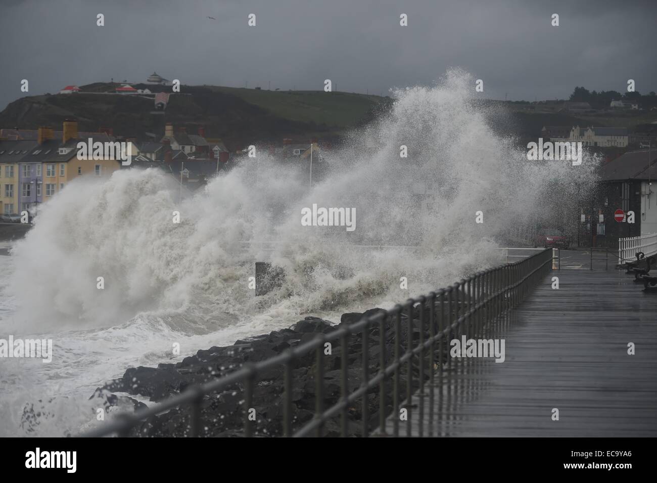 Aberystwyth, Wales, Regno Unito. 11 dicembre, 2014. Meteo REGNO UNITO: Forti tempeste e grandi onde continuare a pastella la costa a Aberystwyth per una seconda giornata come "meteo bomba' di bassa pressione funziona la sua strada in direzione sud attraverso il Regno Unito. Credito: keith morris/Alamy Live News Foto Stock