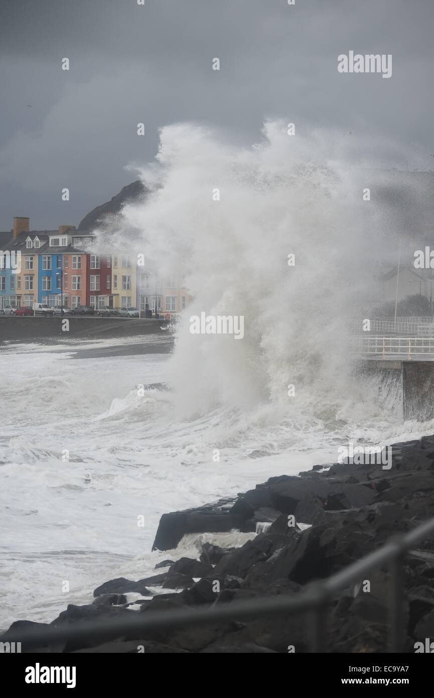 Aberystwyth, Wales, Regno Unito. 11 dicembre, 2014. Meteo REGNO UNITO: Forti tempeste e grandi onde continuare a pastella la costa a Aberystwyth per una seconda giornata come "meteo bomba' di bassa pressione funziona la sua strada in direzione sud attraverso il Regno Unito. Credito: keith morris/Alamy Live News Foto Stock