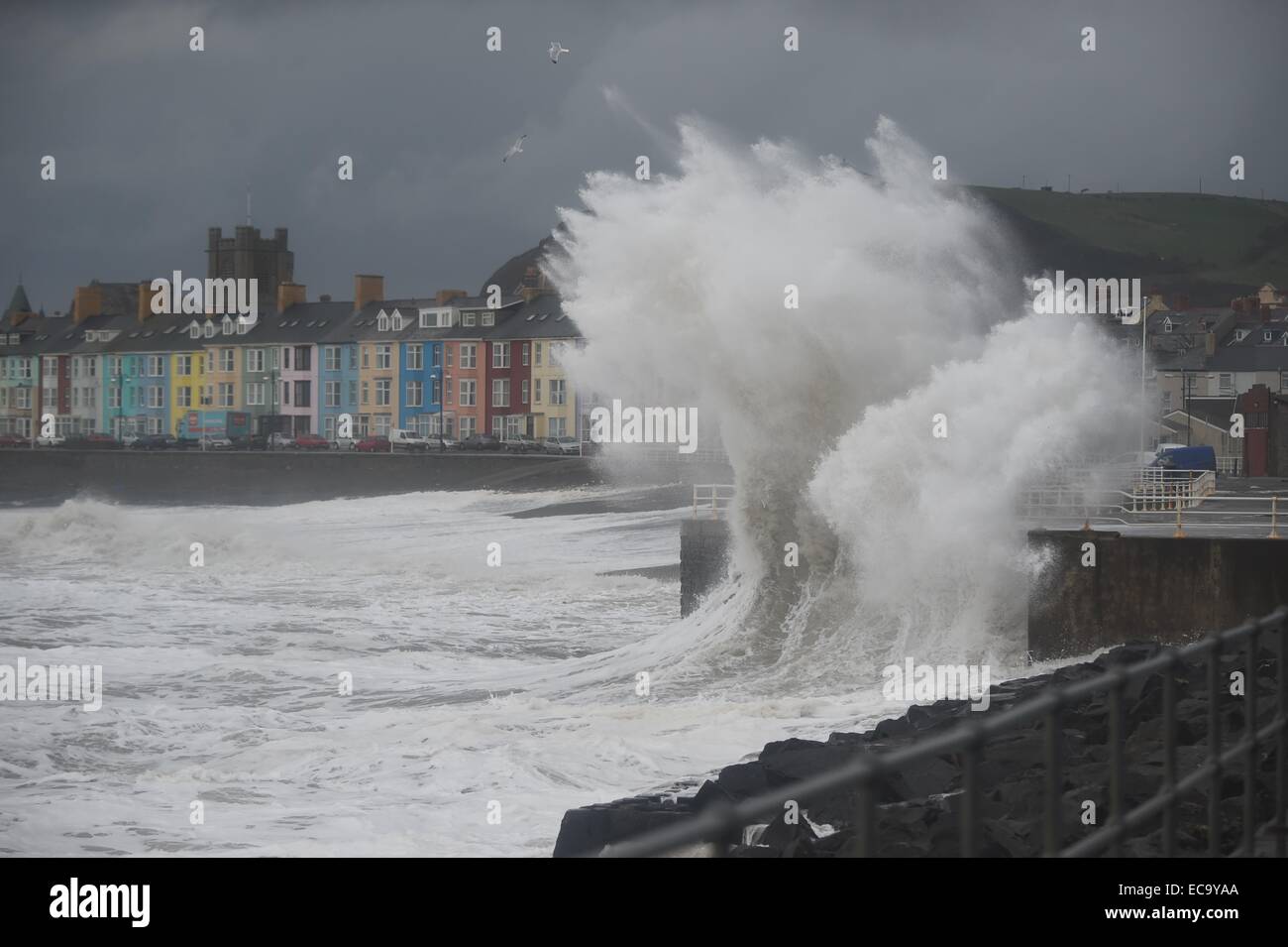 Aberystwyth, Wales, Regno Unito. 11 dicembre, 2014. Meteo REGNO UNITO: Forti tempeste e grandi onde continuare a pastella la costa a Aberystwyth per una seconda giornata come "meteo bomba' di bassa pressione funziona la sua strada in direzione sud attraverso il Regno Unito. Credito: keith morris/Alamy Live News Foto Stock