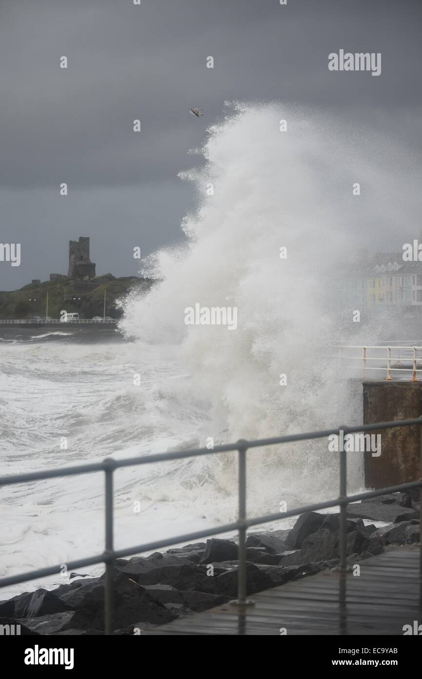 Aberystwyth, Wales, Regno Unito. 11 dicembre, 2014. Meteo REGNO UNITO: Forti tempeste e grandi onde continuare a pastella la costa a Aberystwyth per una seconda giornata come "meteo bomba' di bassa pressione funziona la sua strada in direzione sud attraverso il Regno Unito. Credito: keith morris/Alamy Live News Foto Stock