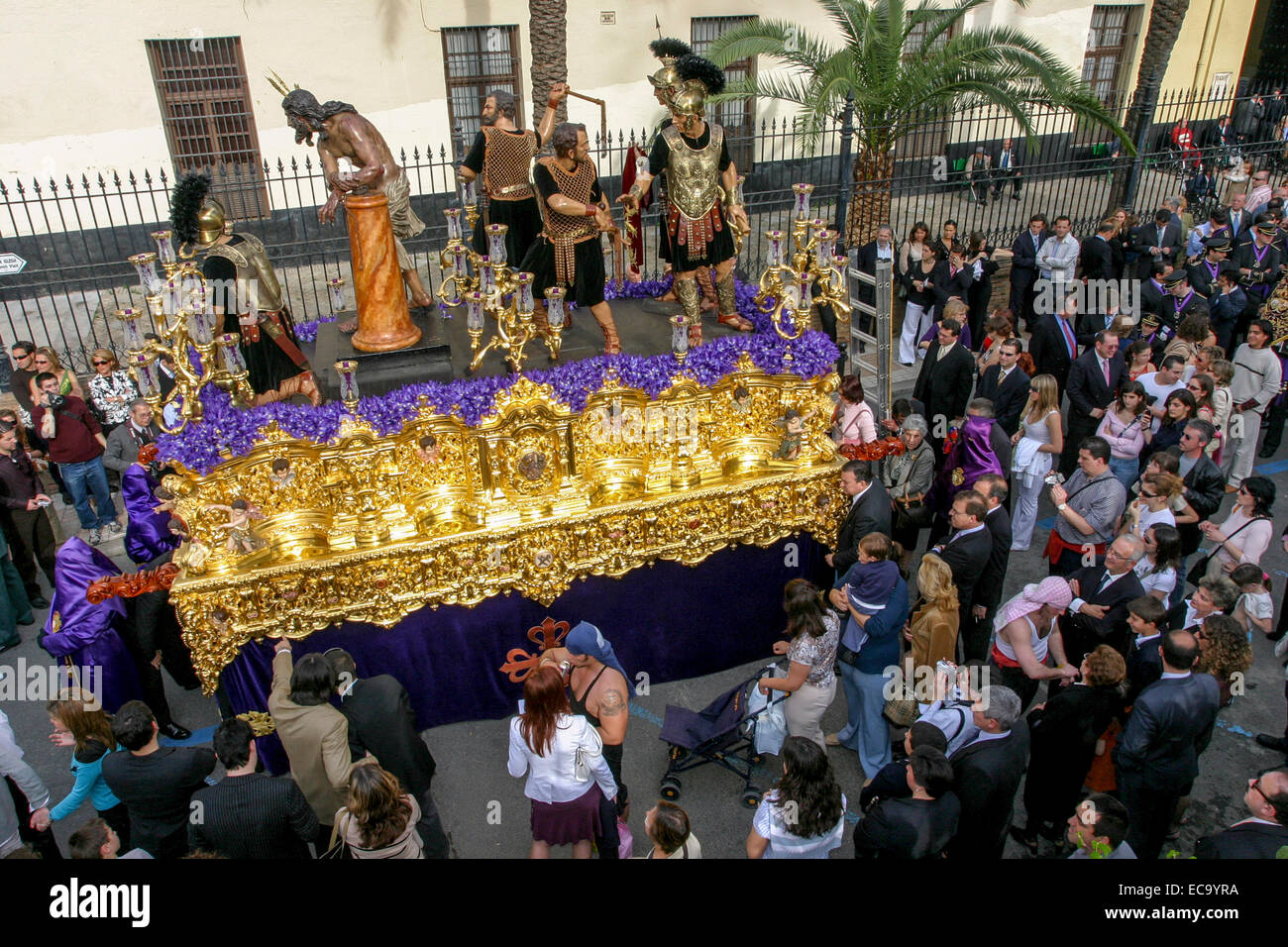 Semana Santa Spagna galleggia, settimana Santa, Processione. Folla di persone Foto Stock