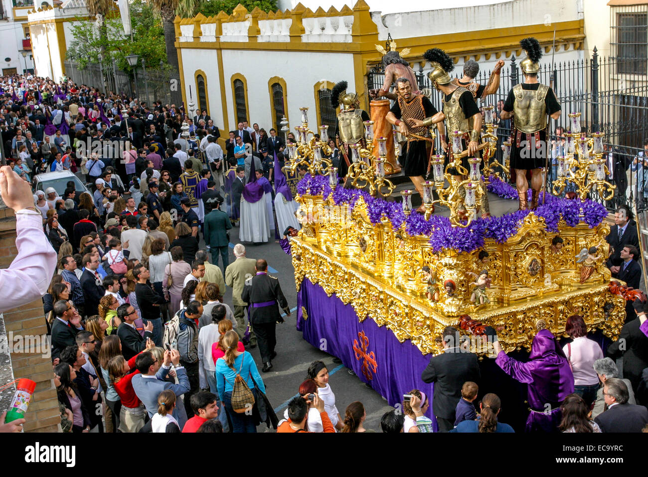 Una folla di persone, Semana Santa Siviglia settimana Santa, Processione con galleggiante. Andalucia, Spagna Siviglia Foto Stock