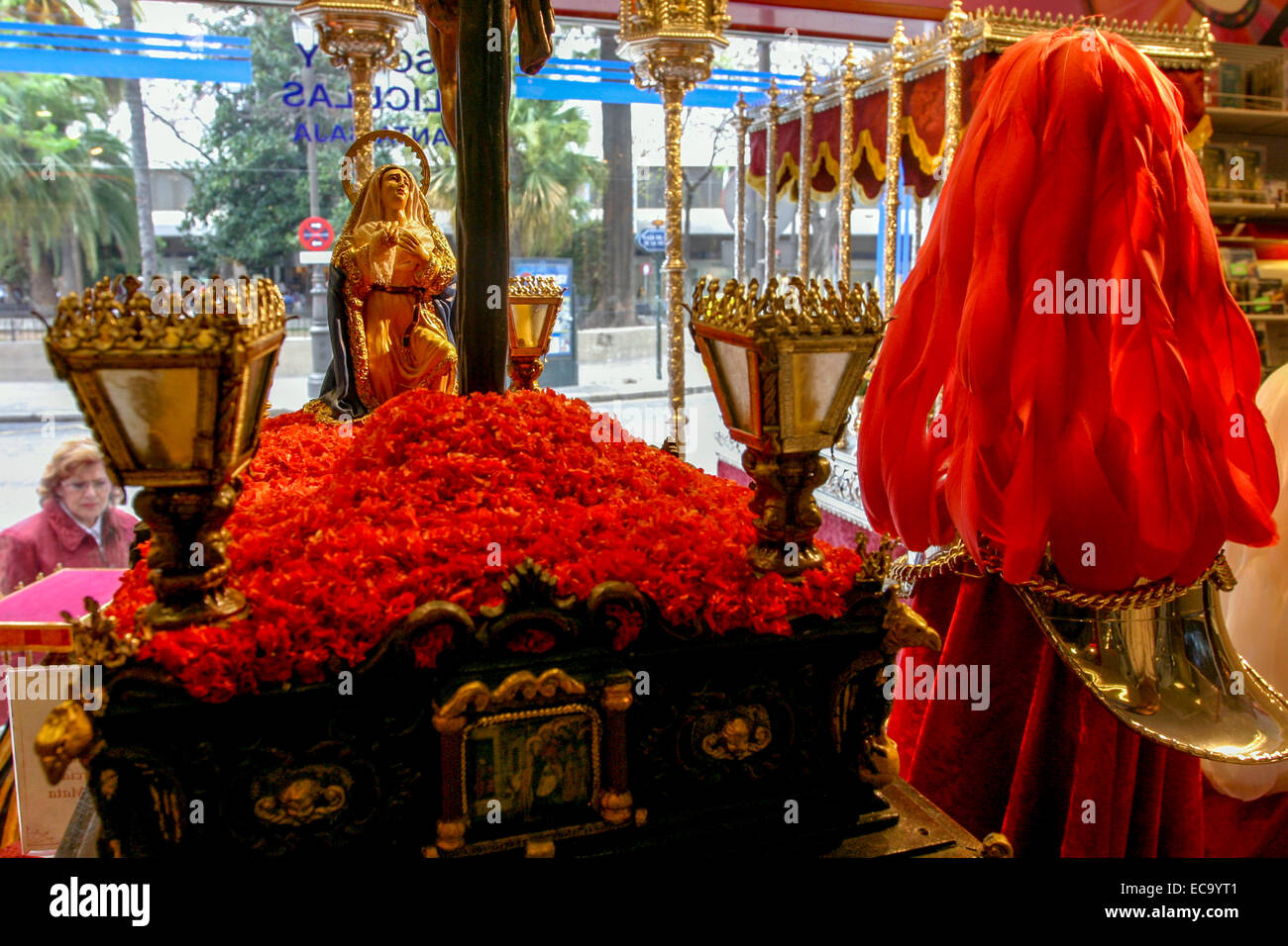 Semana Santa (Pasqua), Fiesta. Festa per le strade del centro storico di Siviglia. Andalusia, sud della Spagna Foto Stock
