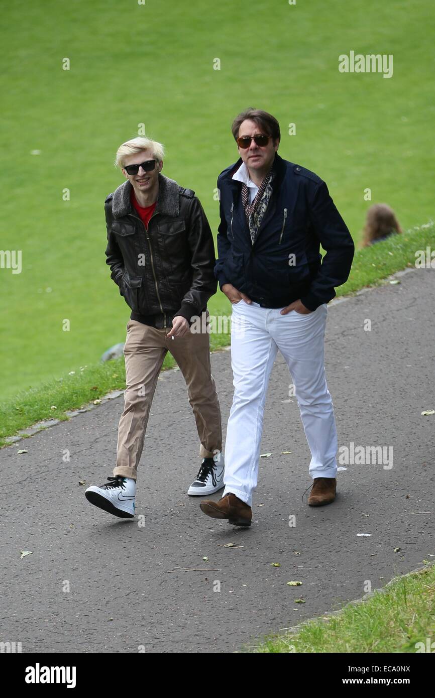 Gumball 3000 Scozia pit stop. Jonathan Ross e figlio Harvey Kirby arrivare ad unirsi al ralley con: Jonathan Ross,Harvey Kirby dove: Edimburgo, Regno Unito quando: 08 Giu 2014 Foto Stock