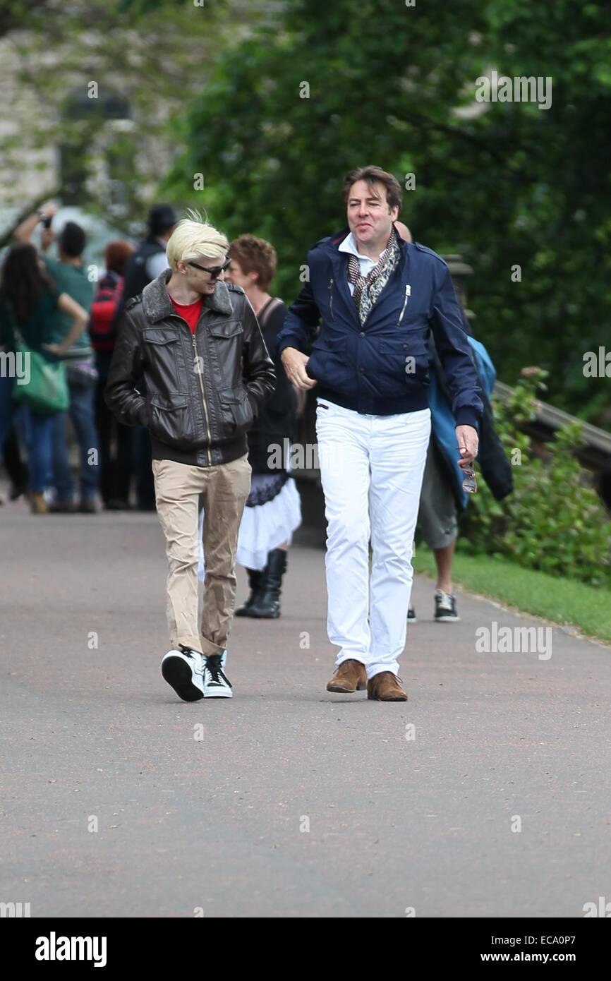 Gumball 3000 Scozia pit stop. Jonathan Ross e figlio Harvey Kirby arrivare ad unirsi al ralley con: Jonathan Ross,Harvey Kirby dove: Edimburgo, Regno Unito quando: 08 Giu 2014 Foto Stock