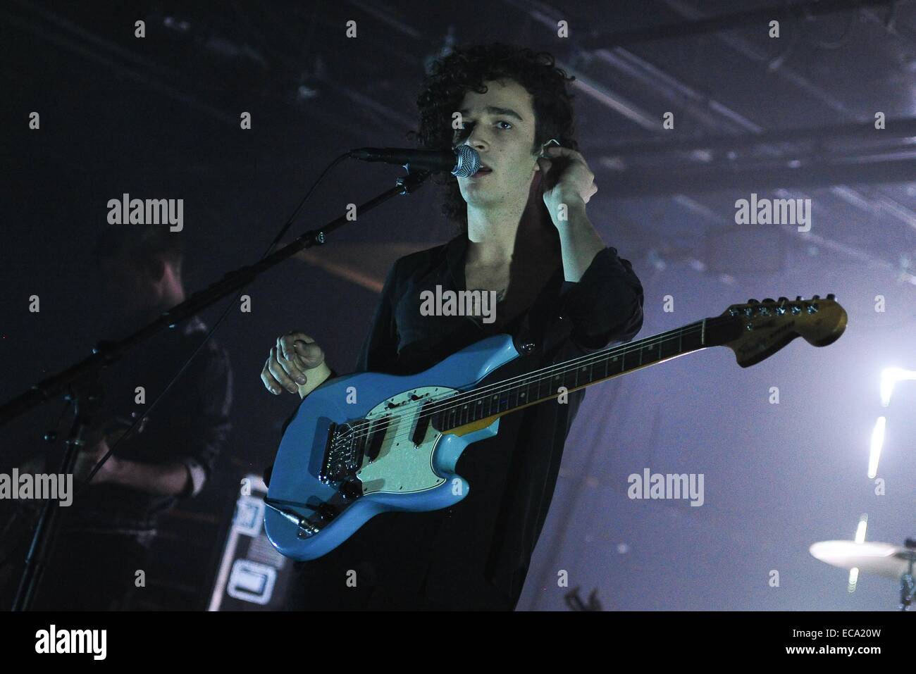 Brooklyn, NY, STATI UNITI D'AMERICA. Decimo Dec, 2014. Matteo Healy, il 1975 presso gli arrivi per Tumblr il primo esercizio annuale di revisione in parte, Brooklyn Night Bazaar, Brooklyn, NY Dicembre 10, 2014. Credito: Gregorio T. Binuya/Everett raccolta/Alamy Live News Foto Stock