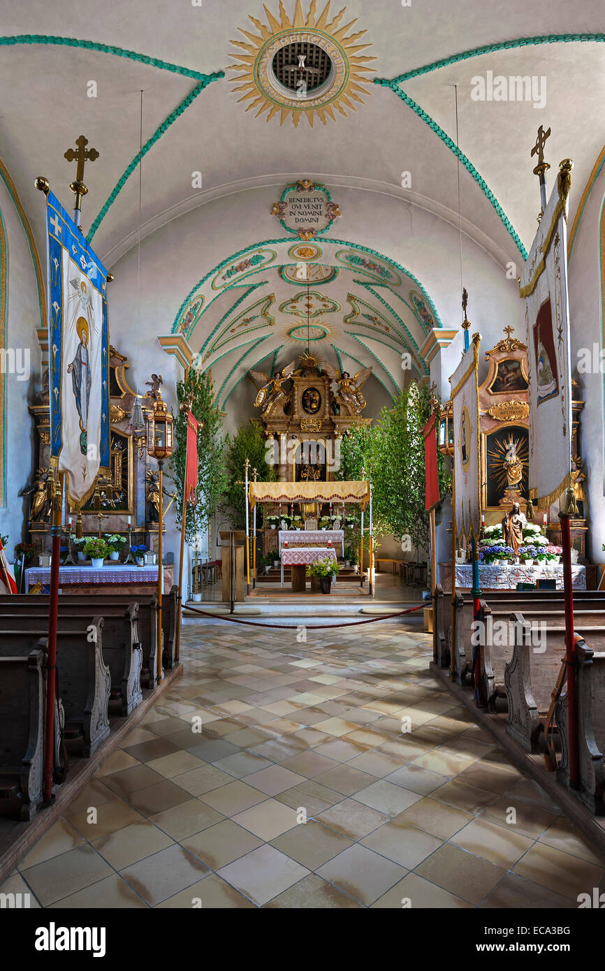 Chiesa Parrocchiale di San Andrea con il Corpus Christi decorazioni, Oberframmern, Baviera, Germania Foto Stock