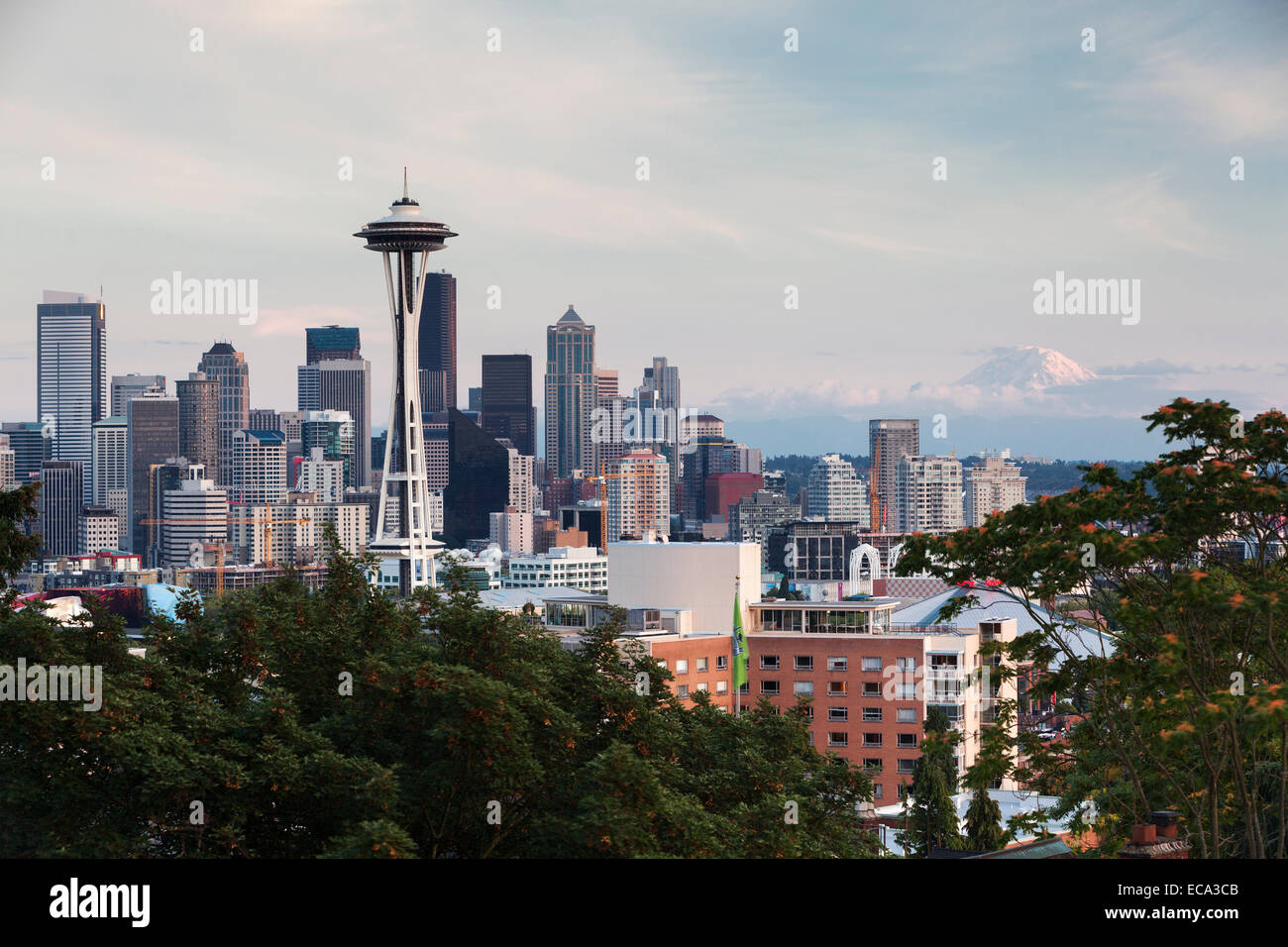 Lo skyline del centro cittadino di Seattle con lo Space Needle e il Monte Rainier, Seattle, Washington, Stati Uniti Foto Stock