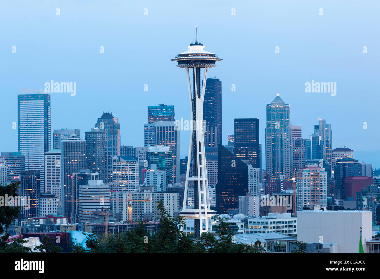 Lo skyline del centro cittadino di Seattle con lo Space Needle e il Seattle, Washington, Stati Uniti Foto Stock