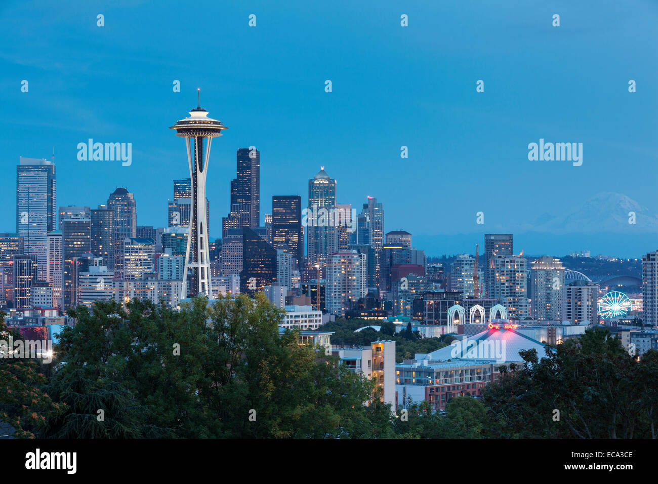 Lo skyline del centro cittadino di Seattle con lo Space Needle e il Seattle, Washington, Stati Uniti Foto Stock
