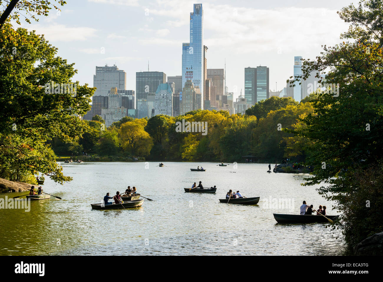 Barche a remi sul lago, Central Park, Manhattan, New York, Stati Uniti Foto Stock