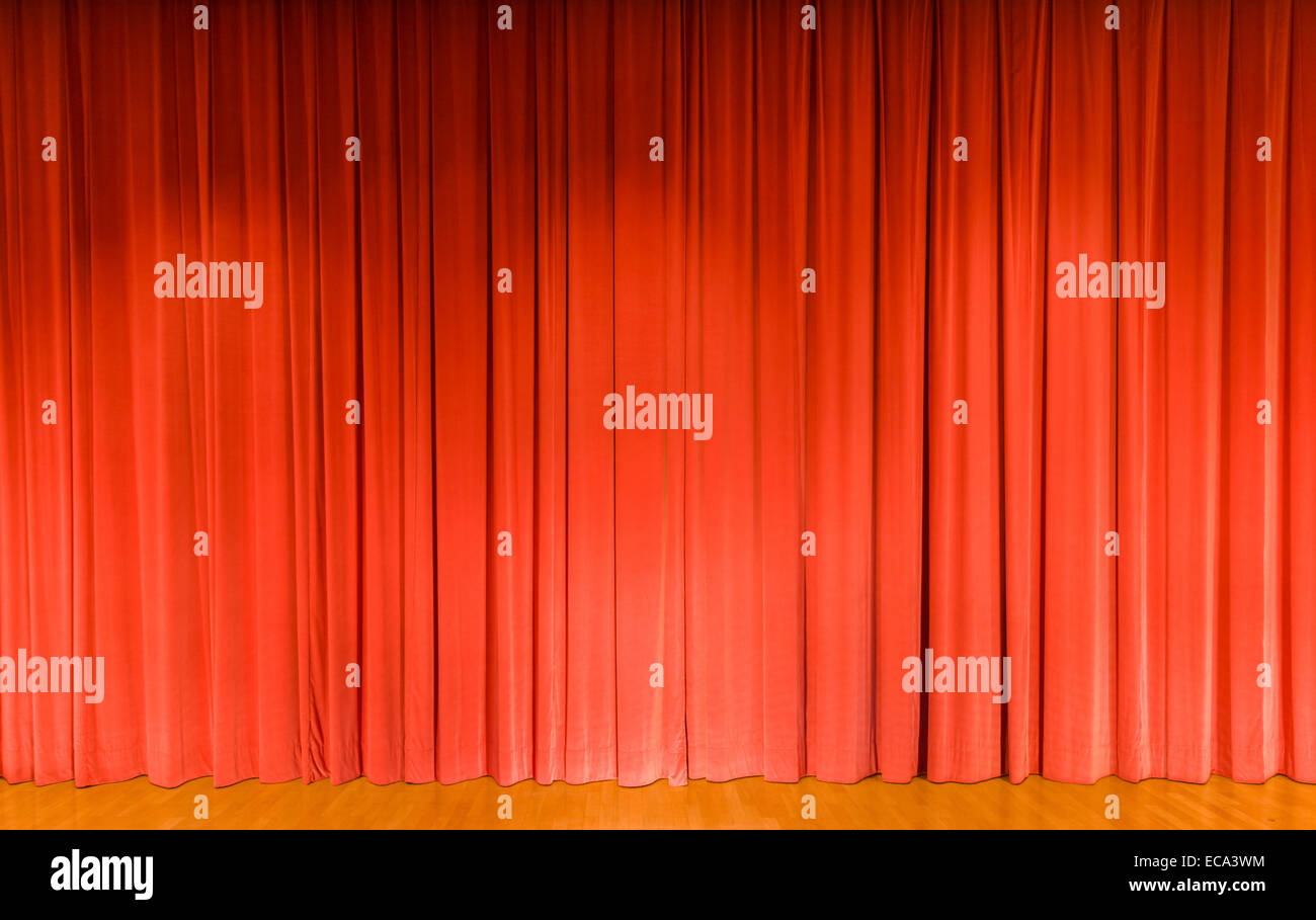Una tenda in rosso chiaro, palcoscenico teatrale Foto Stock Una tenda in rosso chiaro, palcoscenico teatrale Foto Stock