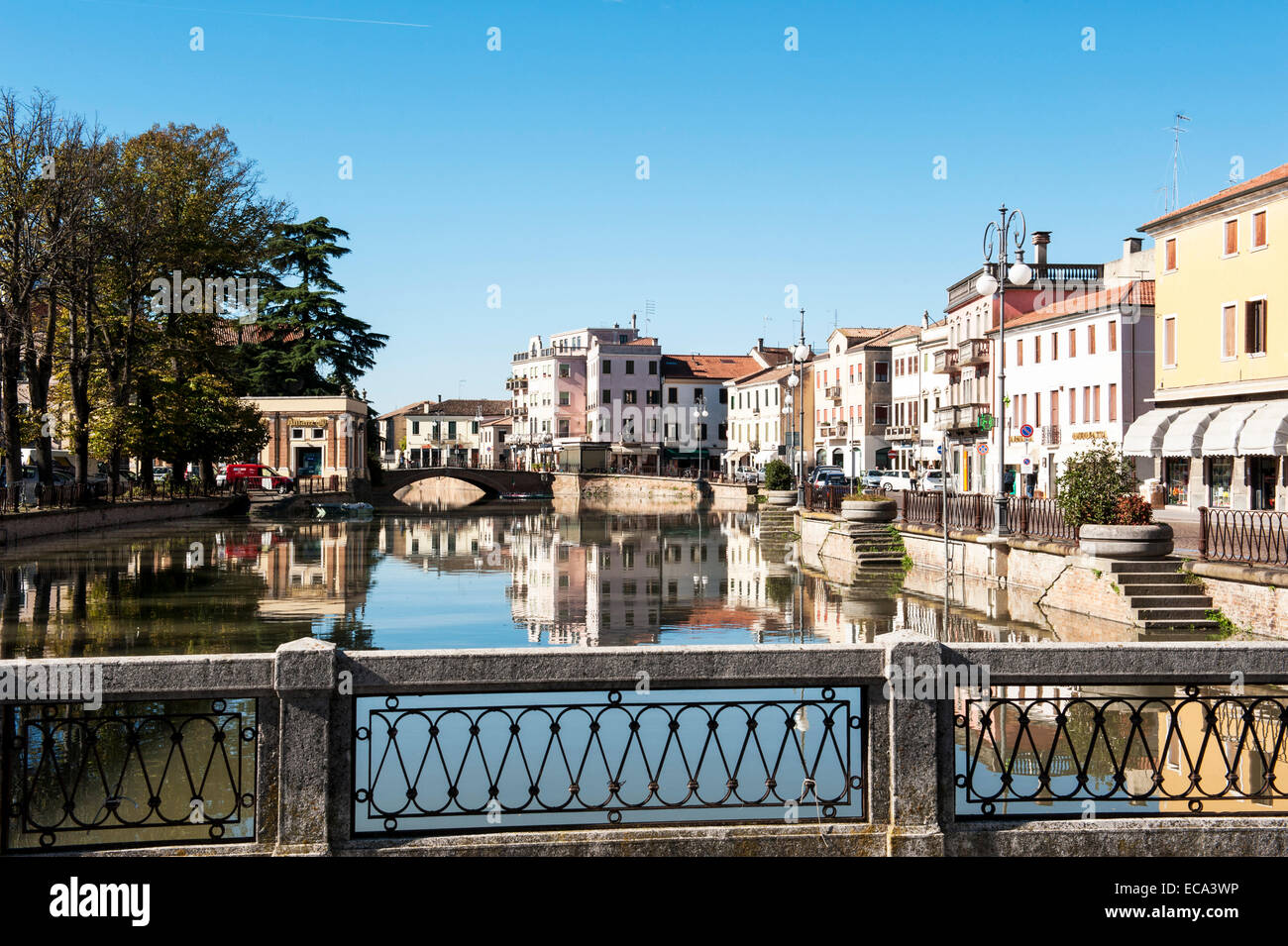 Lungomare presso il Canal Bianco Adria città, provincia di Rovigo, regione Veneto, Italia Foto Stock