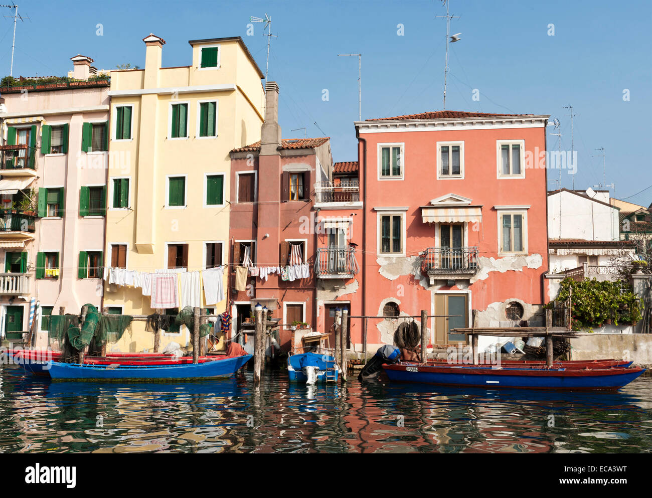 Case e barche da pesca sul canale di vena, Chioggia, Veneto, Italia Foto Stock