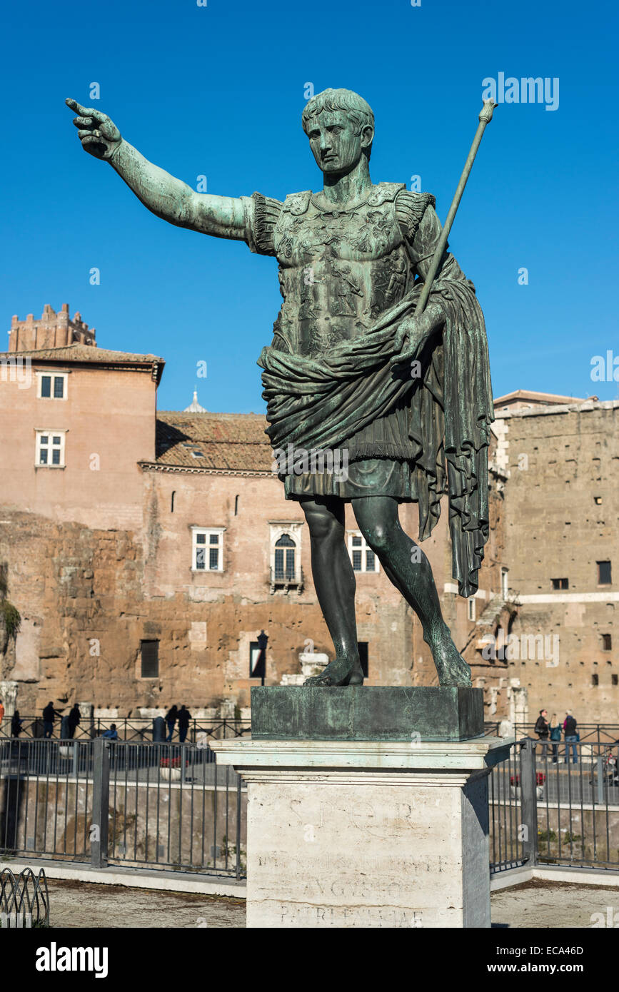 Statua di bronzo dell'imperatore romano Augusto, Via dei Fori Imperiali, Rione I Monti, Roma, lazio, Italy Foto Stock