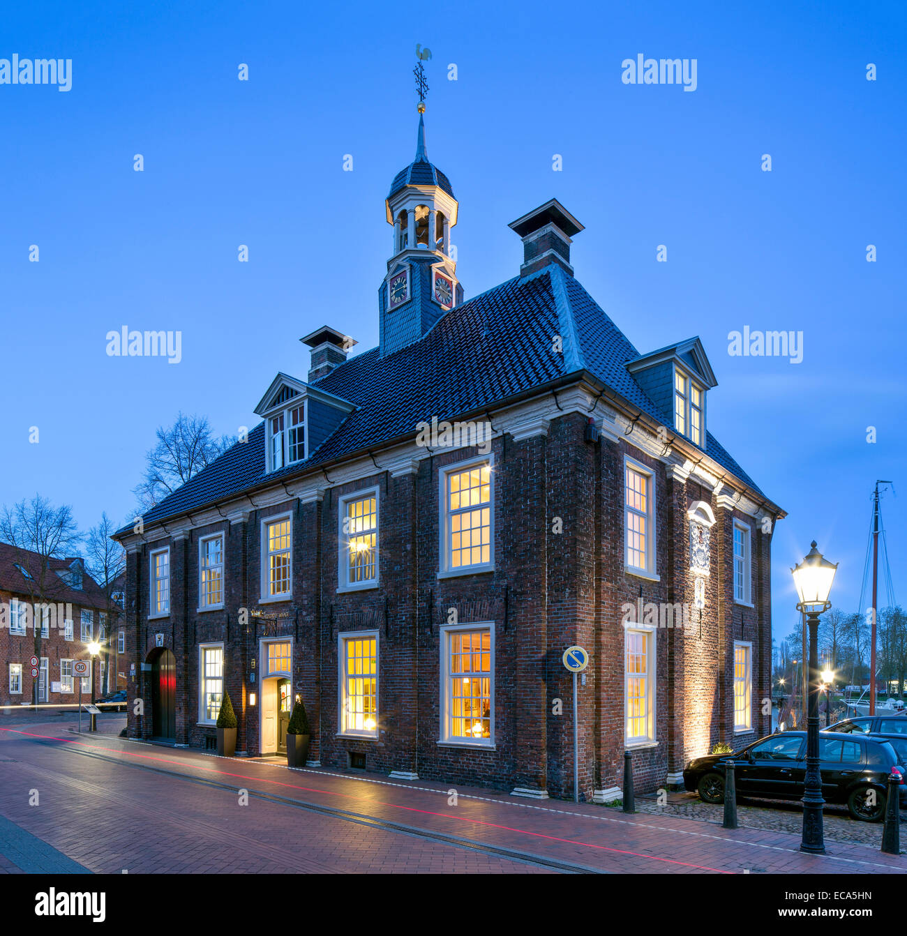 Alte Waage scale house sul porto, Leer, Frisia orientale, Bassa Sassonia, Germania Foto Stock