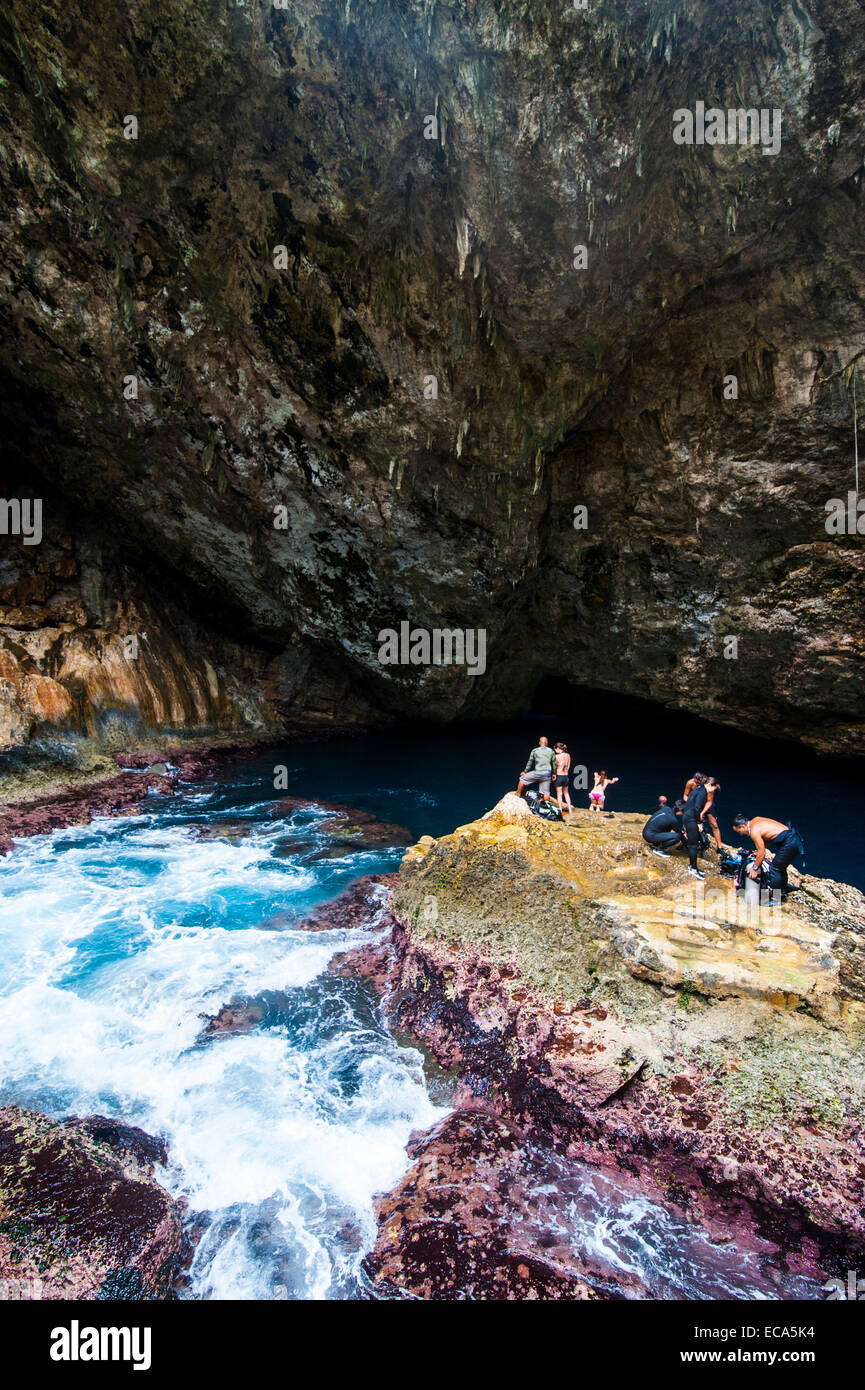 I subacquei la preparazione per la loro immersione in grotta, una grotta collassato, Saipan, Isole Marianne del Nord Foto Stock