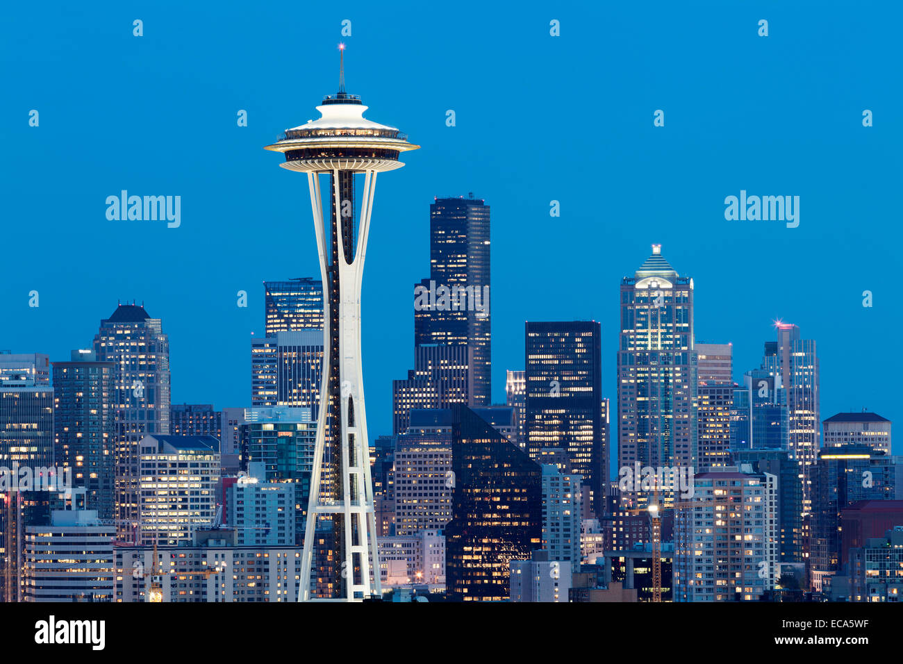 Lo skyline del centro cittadino di Seattle con lo Space Needle e il Seattle, Washington, Stati Uniti Foto Stock