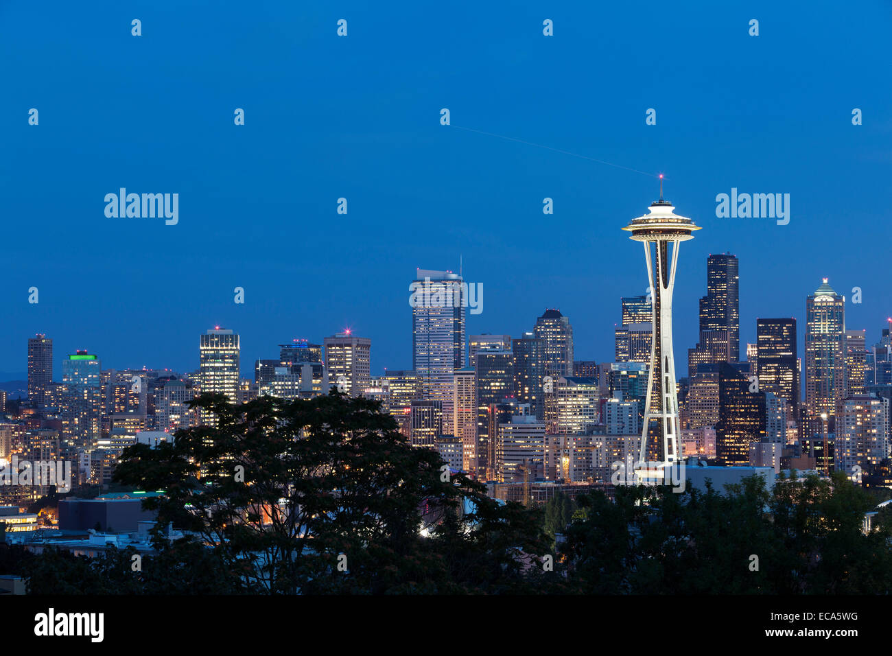 Lo skyline del centro cittadino di Seattle con lo Space Needle e il Seattle, Washington, Stati Uniti Foto Stock