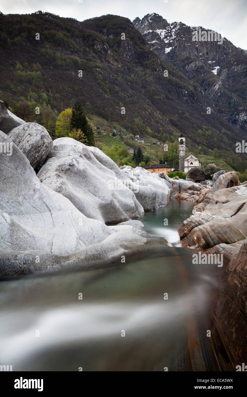 Chiesa parrocchiale di lavertezzo e fiume Verzasca, lavertezzo, Valle Verzasca, Canton Ticino, Svizzera Foto Stock