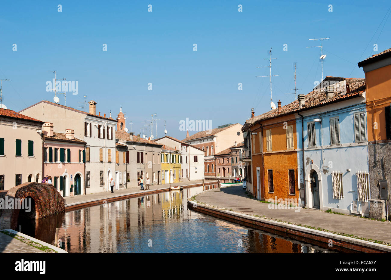 Case sul canale, Via Agatopisto, Ponte dei Sisti sulla sinistra, Comacchio, Ferrara, Emilia Romagna, Italia Foto Stock