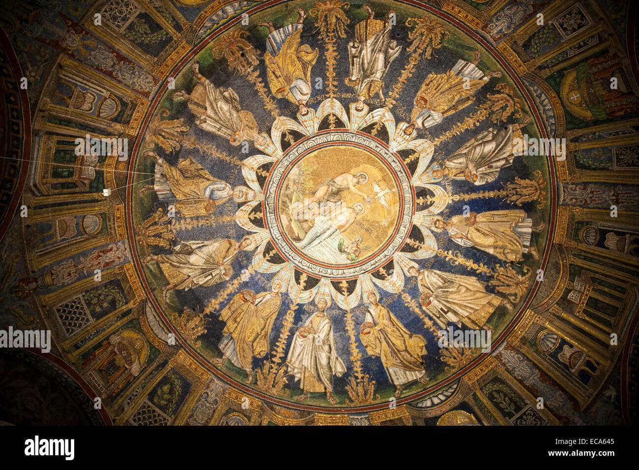 Il mosaico del soffitto del Battistero del Duomo di Ravenna, Ravenna, Emilia Romagna, Italia Foto Stock