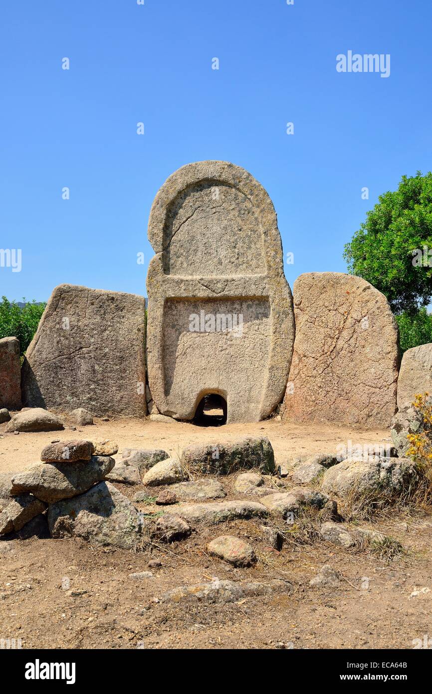 Parte anteriore con il portale rock, Tomba dei Giganti s'Ena 'e Thomes, età del bronzo, Bonnanaro cultura, a Dorgali, Provincia di Nuoro Foto Stock