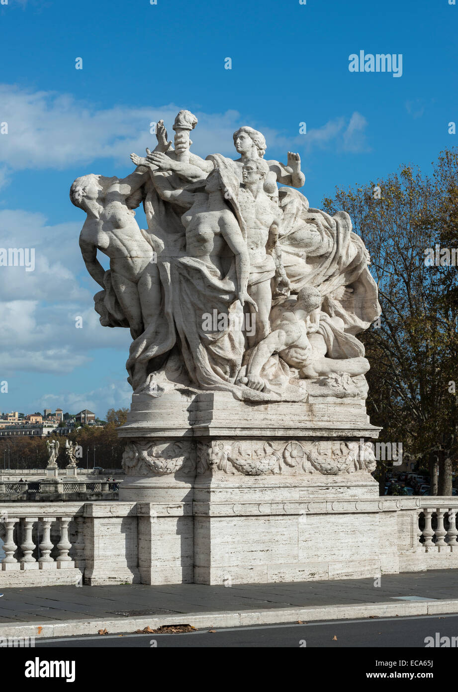 La scultura in marmo, di Italo Griselli Orlando, 1910, gruppo allegorico, vittoria della Repubblica, Ponte Vittorio Emanuele II, Roma Foto Stock