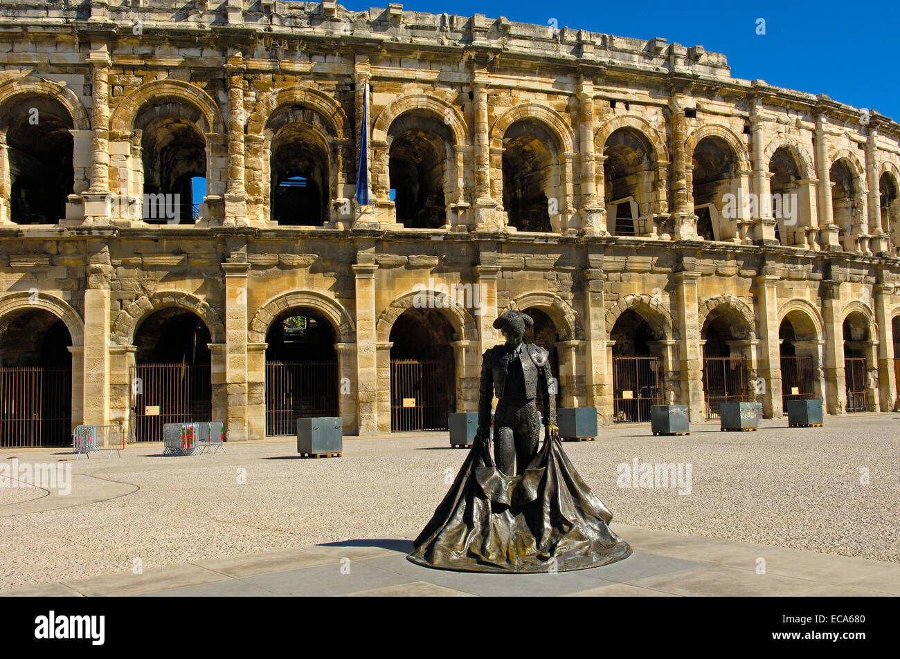 Arènes de Nîmes anfiteatro romano e torero statua, Nimes, Gard, Bouches-Du-Rhone, Francia, Europa Foto Stock