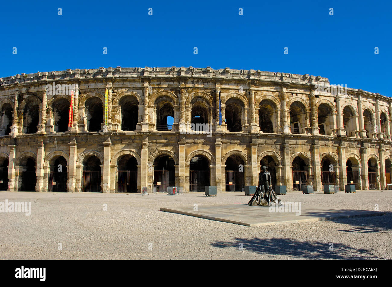 Arènes de Nîmes anfiteatro romano e torero statua, Nimes, Gard, Bouches-Du-Rhone, Francia, Europa Foto Stock