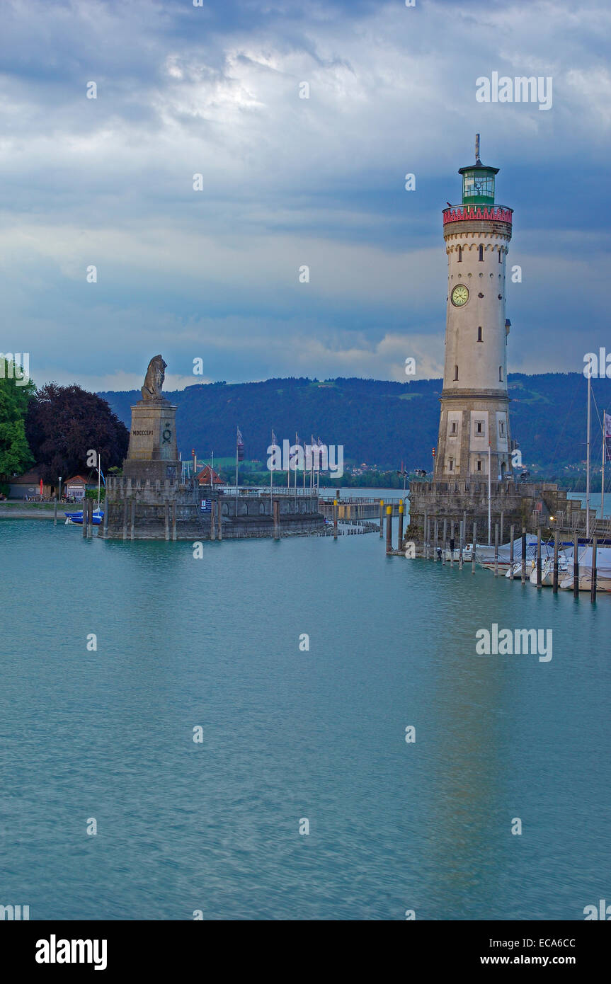 Faro e Leone bavarese alla bocca del porto, Lindau, Bodensee, Lago di Costanza, Bavaria Foto Stock