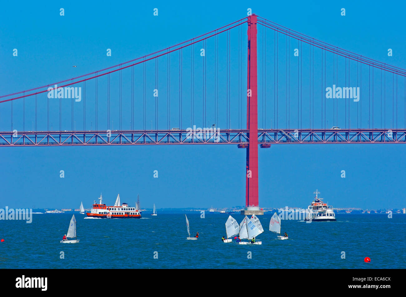 Il Ponte 25 de Abril, XXV Aprile Bridge, Tago o fiume Tejo, Lisboa, Lisbona, Portogallo, Europa Foto Stock