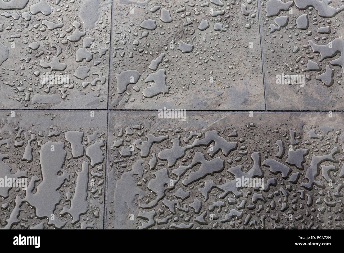 Piastrelle di ardesia pavimento con le gocce di pioggia Foto Stock