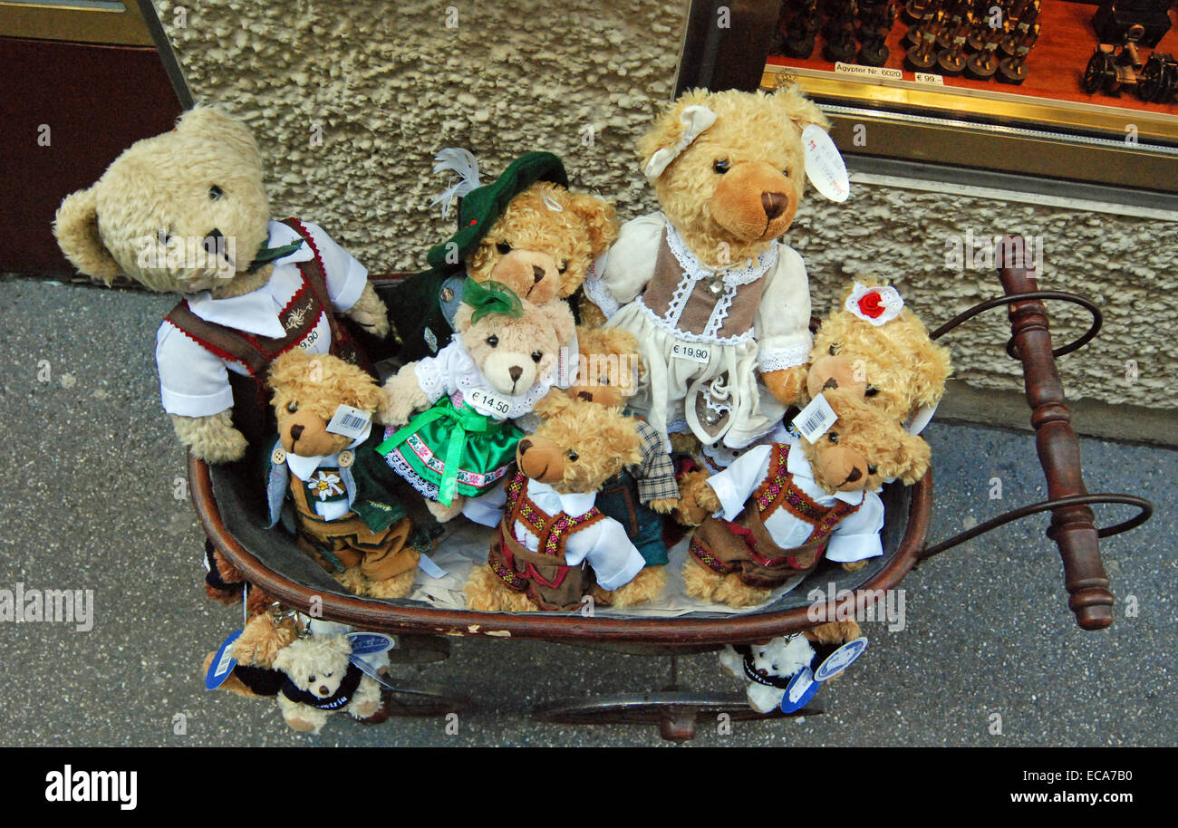 "Souvenir orsacchiotto' nel tradizionale costume austriaco al di fuori del negozio a Salisburgo, Austria Foto Stock