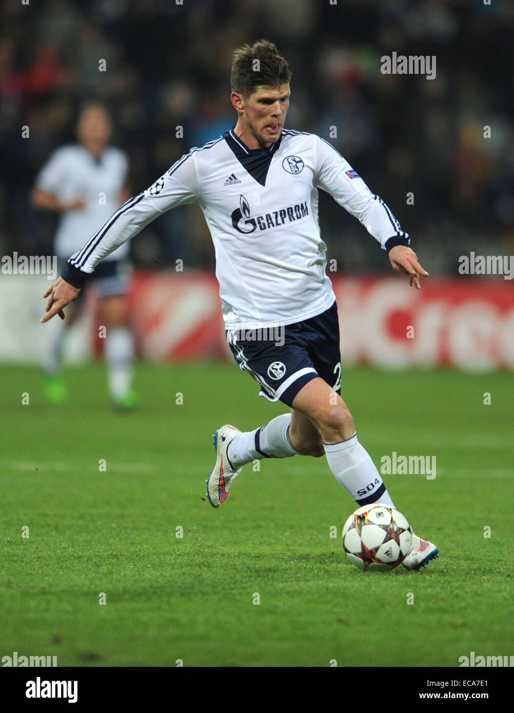 Schalke's Klaas-Jan Huntelaar si contendono la palla durante la UEFA Champions League Group G soccer match tra NK Maribor e FC Schalke 04 a Ljudski vrt stadium di Maribor, Slovenia, 10 dicembre, 2014. Foto: Caroline Seidel/dpa Foto Stock