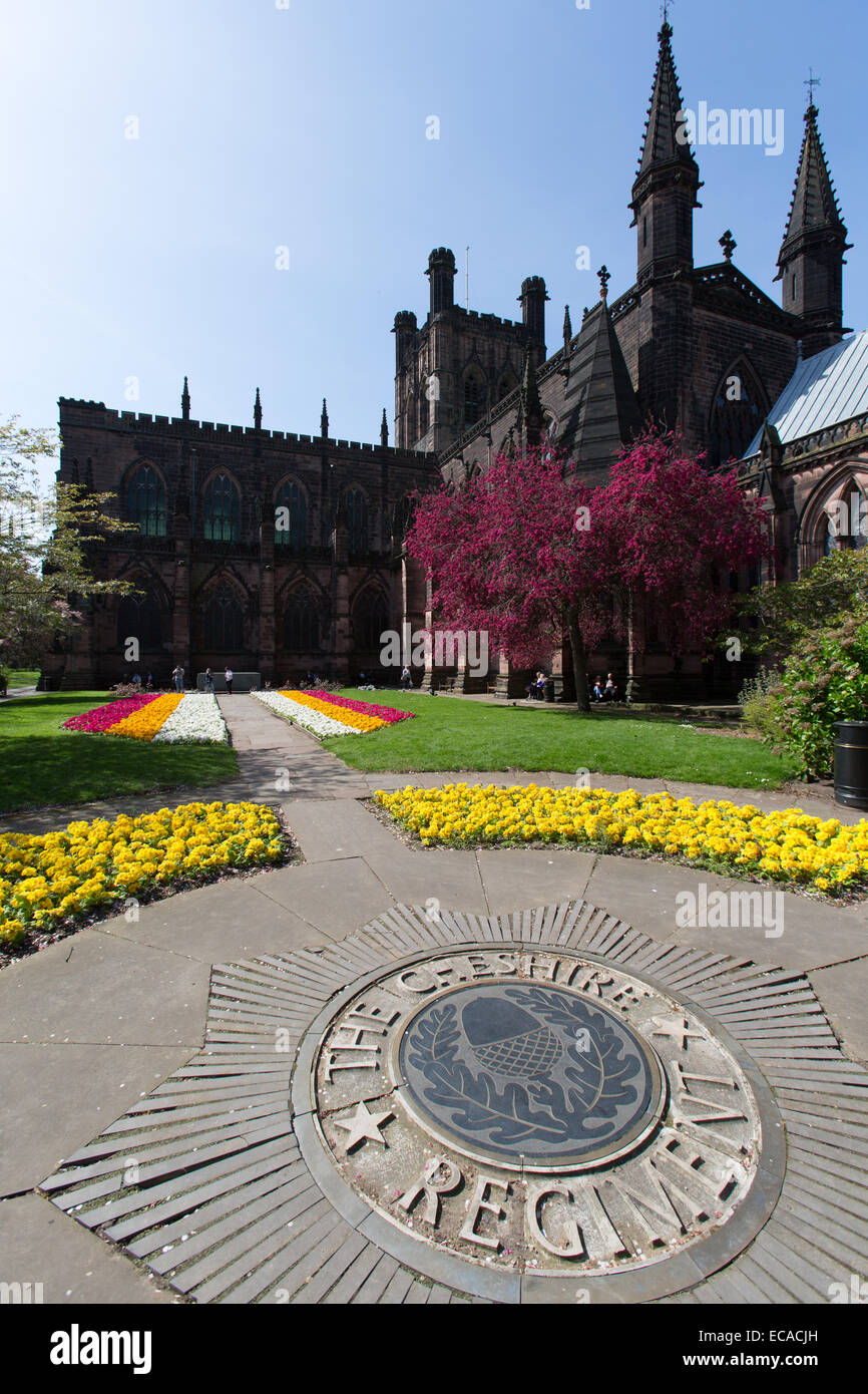 Città di Chester, Inghilterra. Molla di pittoresca vista del reggimento Cheshire Giardino della Rimembranza a Chester Cathedral. Foto Stock