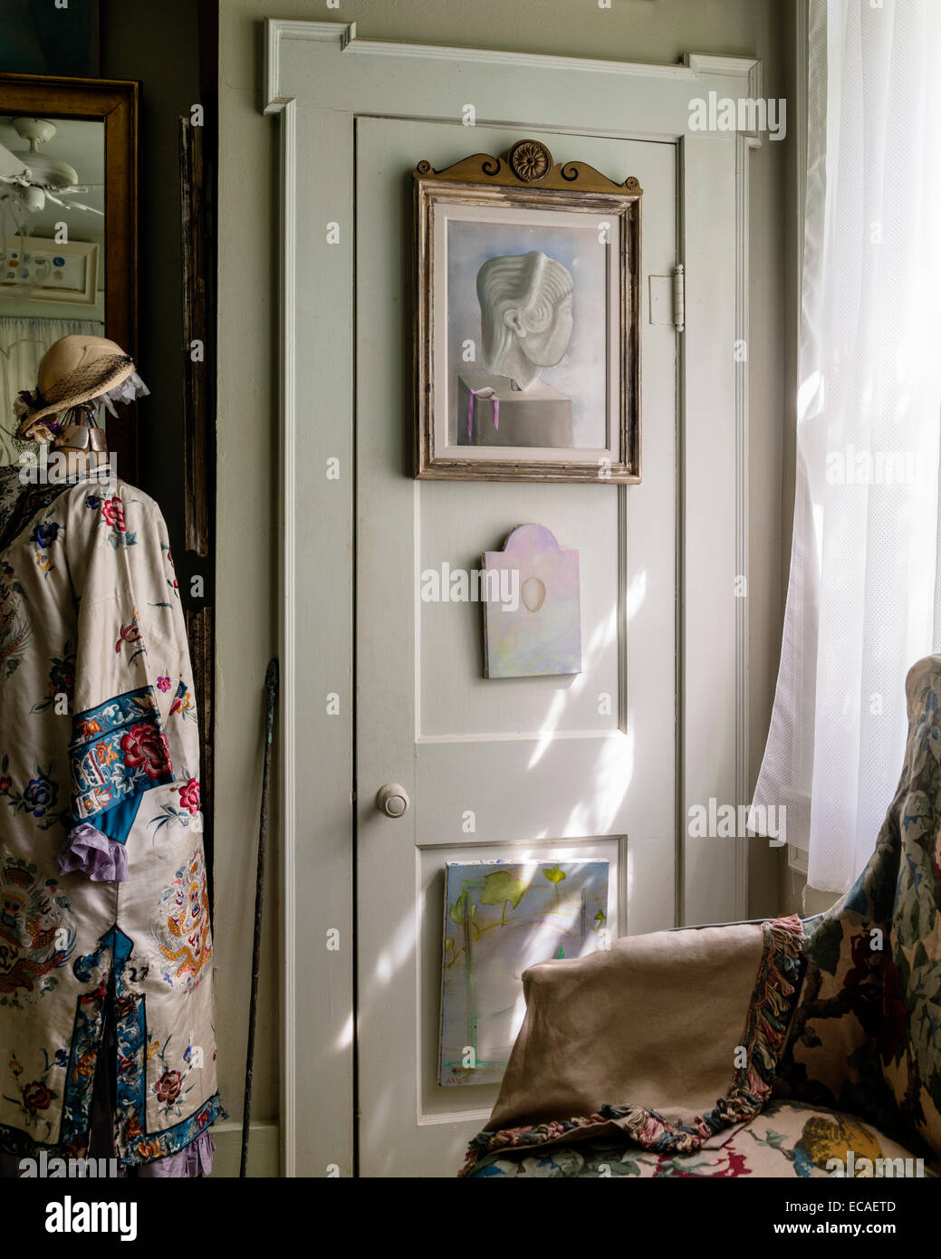 Vecchio di seta kimono giapponese sul manichino nella parte anteriore della credenza adornata con Salle werner vaughn artwork Foto Stock