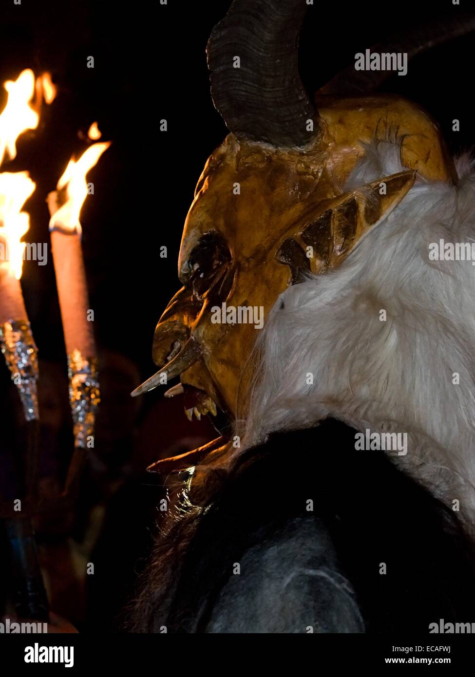 Devils run (Krampuslauf) l Avvento è tradizione in Austria. Foto Stock