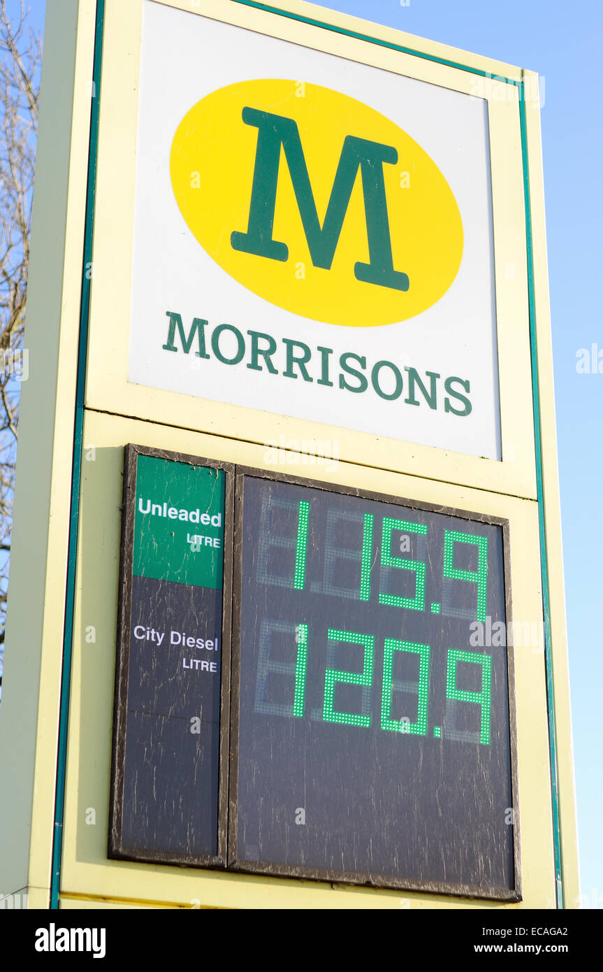 Mansfield, Nottinghamshire, Regno Unito. 11 dicembre 2014. Il prezzo medio della benzina nel Regno Unito è scesa al di sotto di £1.20 un litro, il suo livello più basso dal dicembre 2010, secondo i dati ufficiali del governo. Mansfield supermercato piazzali carburante prezzi ,più conveniente di Asda poi Tesco ,Sainsburys e Morrisons .senza piombo 114,7 £ £ Diesel 119,7 . Credito: IFIMAGE/Alamy Live News Foto Stock