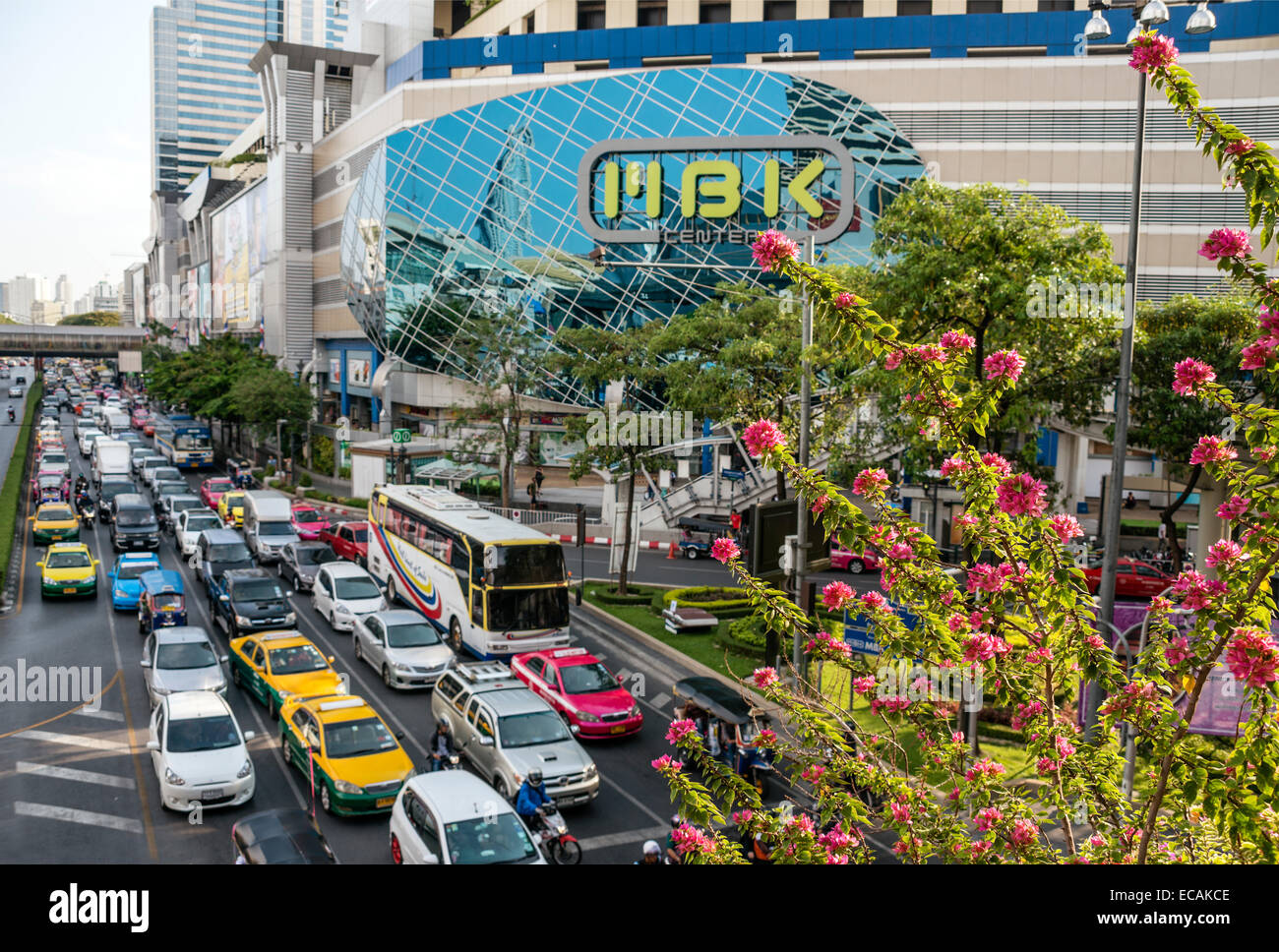 Vie di traffico nel centro della città di fronte all'edificio MBK, Bangkok, Thailandia Foto Stock