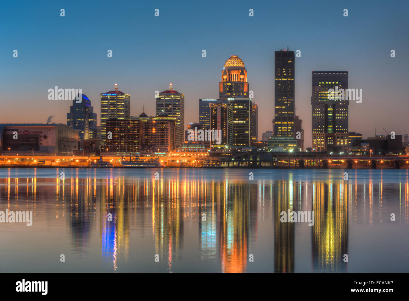 Gli illuminati skyline di Louisville, Kentucky si riflette il fiume Ohio sotto un cielo chiaro poco prima dell'alba. Foto Stock